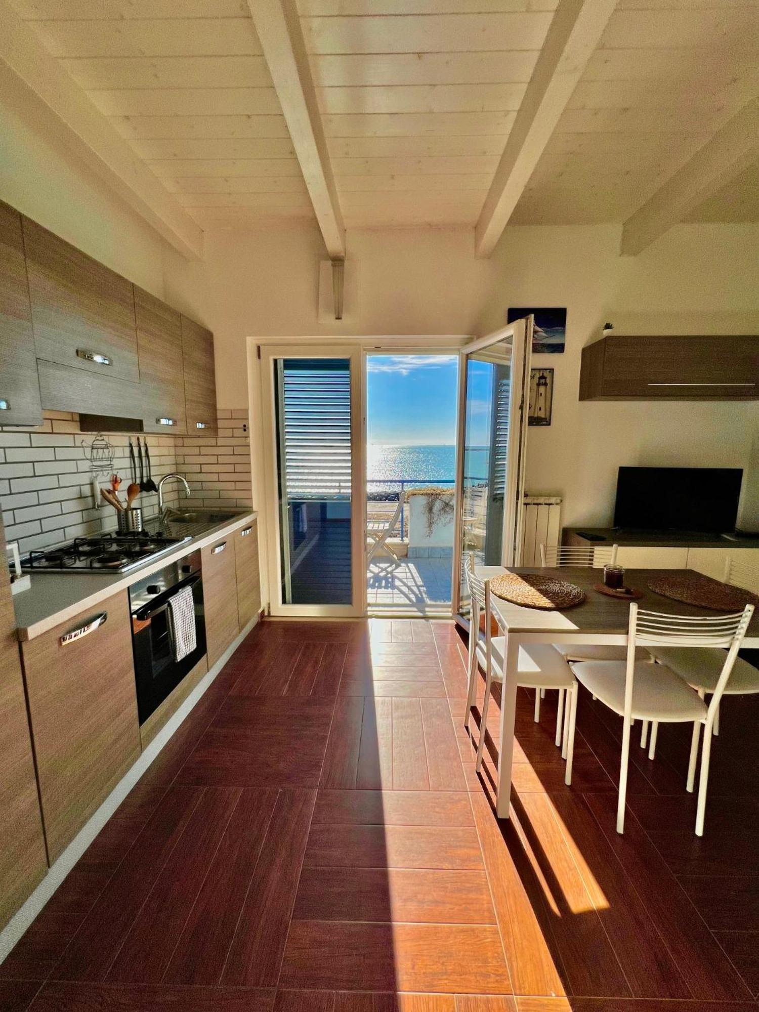 Alba Suite-Rome Airport Fco-Fronte Mare Фьюмичино Экстерьер фото